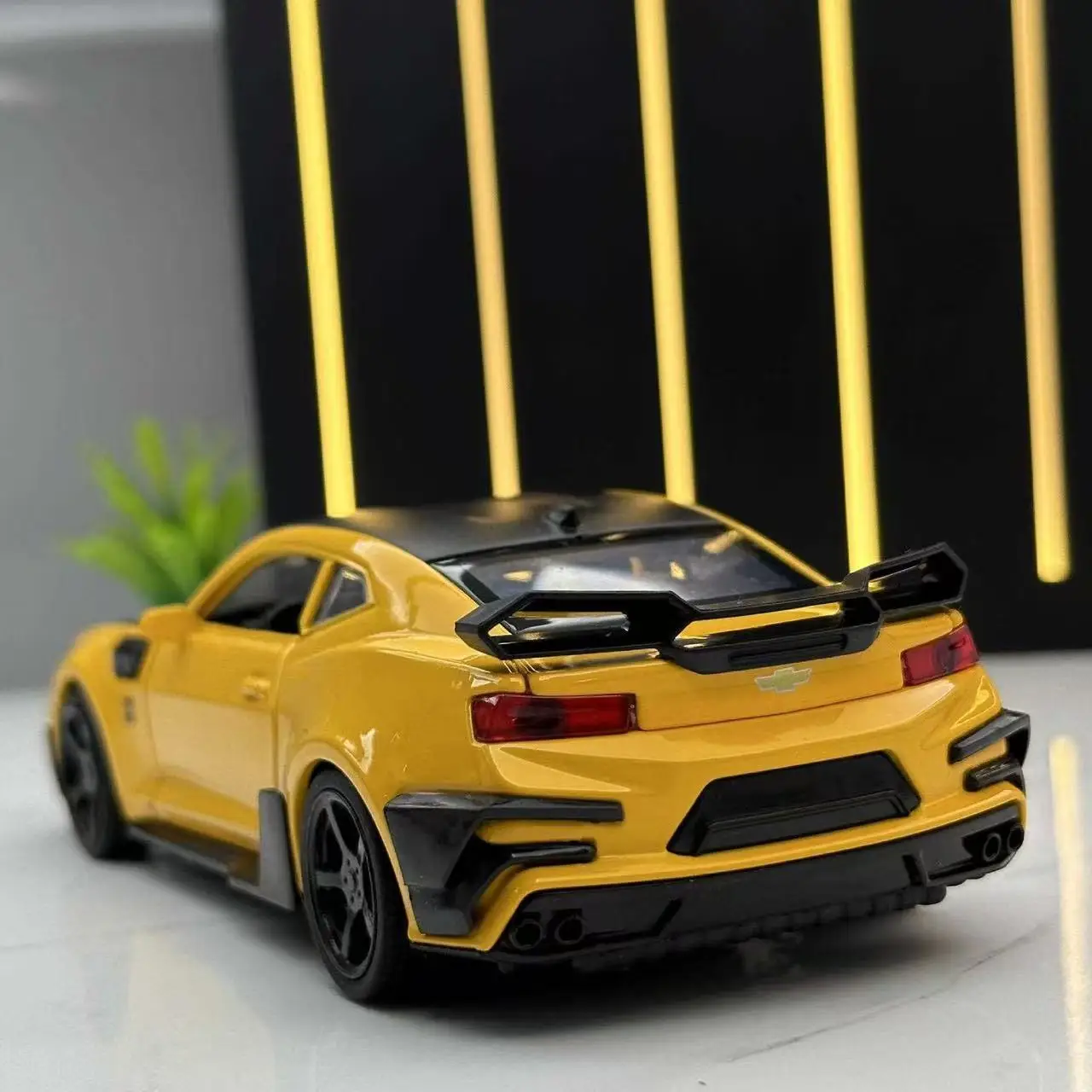1:32 Alloy Diecast Car Model Chevrolet Camaro Pull Back Sound Light Kids Toy Car Collection For Children's Gifts