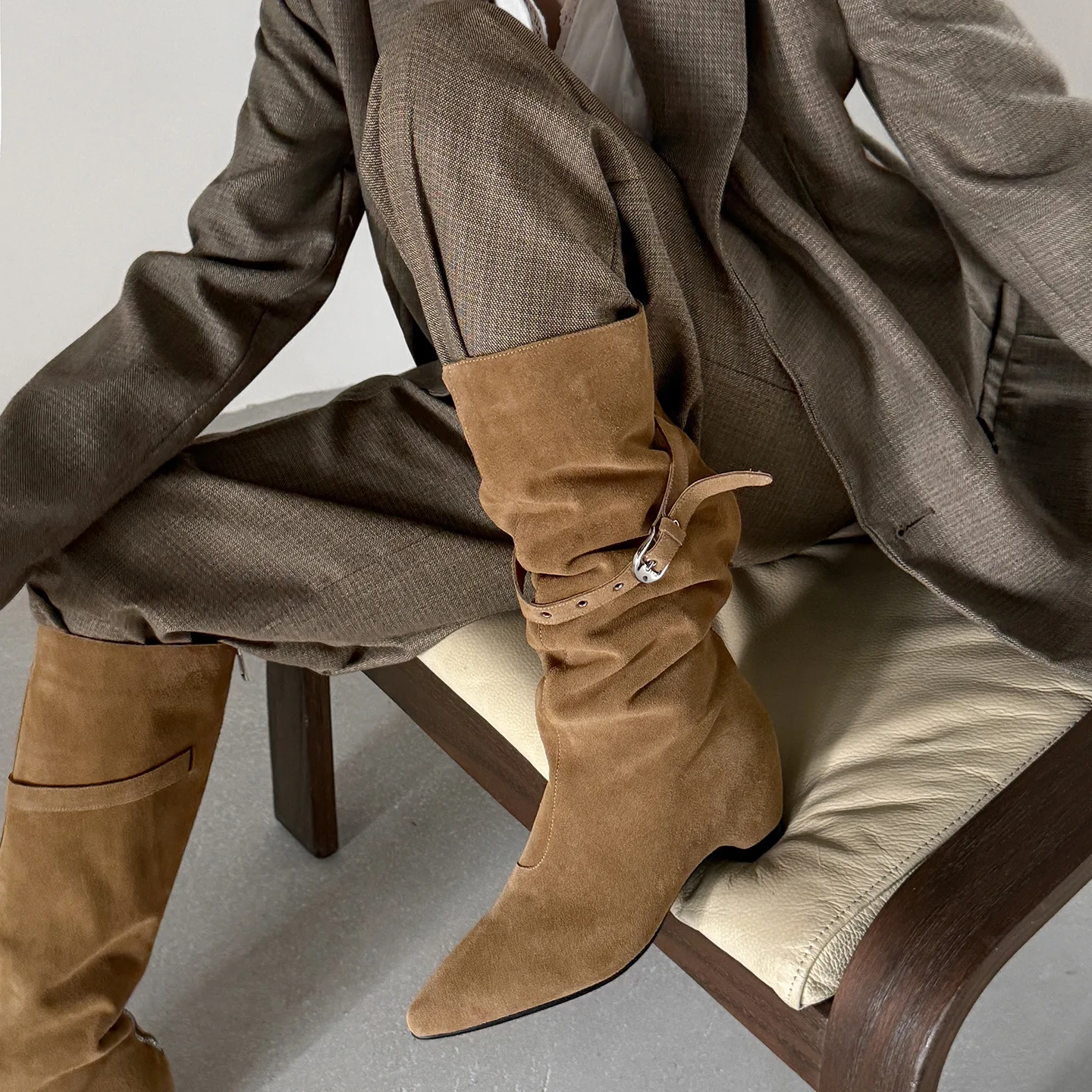 

Arden Furtado Cow suede Increased Internal Large tubular boots Pointed toe Slip-on High-heeled Belt buckle Knee high boots