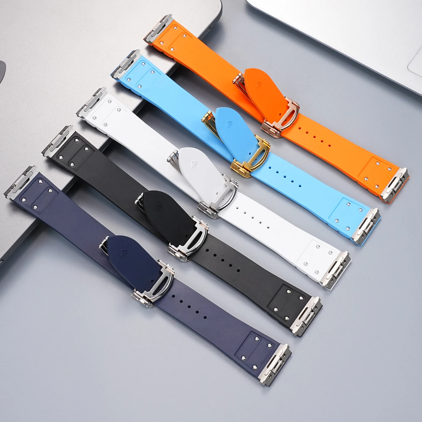 Bracelet en caoutchouc fluoré  - Luxury Watch Cartier avis et prix