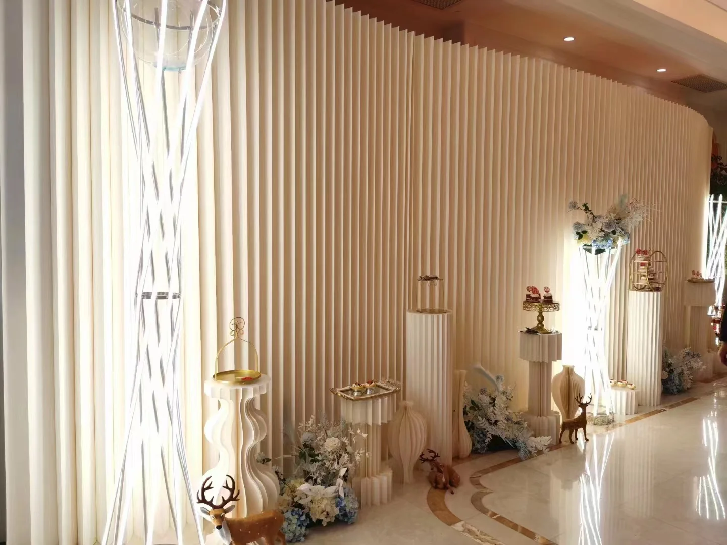 DG052 Wedding Decoration Length Adjustable Folding Screen Backdrops White Paper Fold Wedding Wall Paper Partition Paper Table