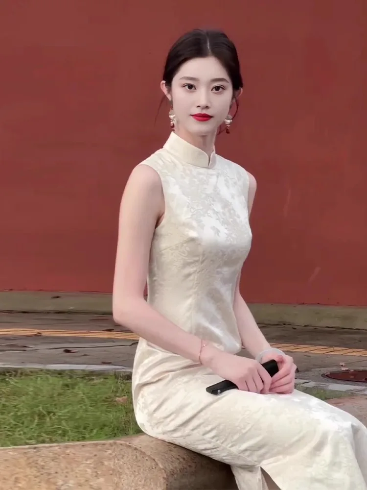 

Элегантное длинное белое вышитое платье-ципао без рукавов с эффектом утяжки талии, новый летний стиль для молодых женщин, художественный дизайн