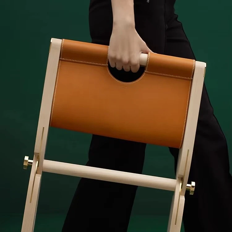 كرسي جلدي محمول قابل للطي للاستعمال الخارجي للتخييم كرسي خشبي إيطالي فاخر للترفيه