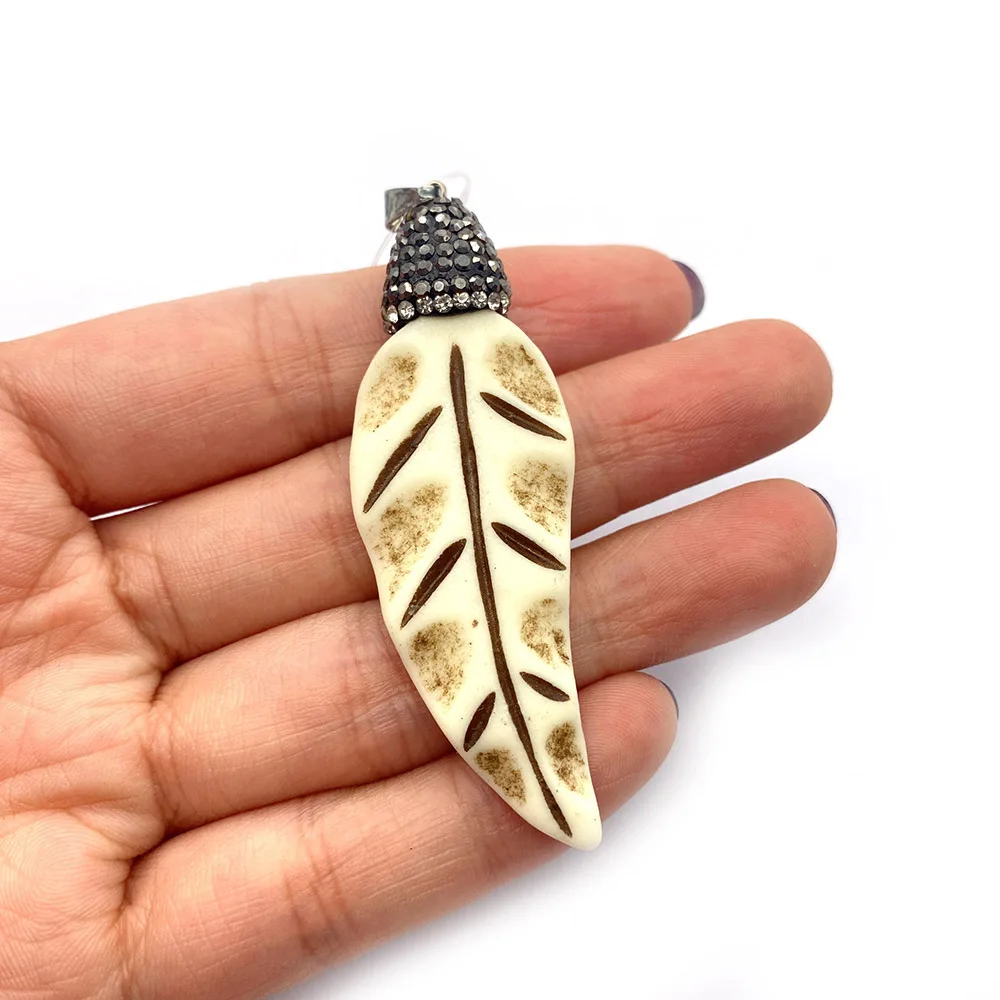 Retro Fashion Spike Inlaid Rhinestone Charm Pendant Pepper Shape Resin Cow Bone Pendant DIY Necklace Jewelry Making Wholesale