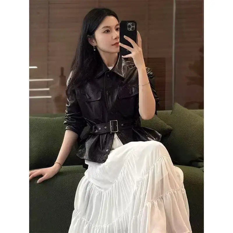 سترة الإناث الربيع جلد الغنم رغوة الجلد التلبيب واحدة الصدر حزام سليم تنوعا موضة القهوة/أسود معطف جلد قصير امرأة