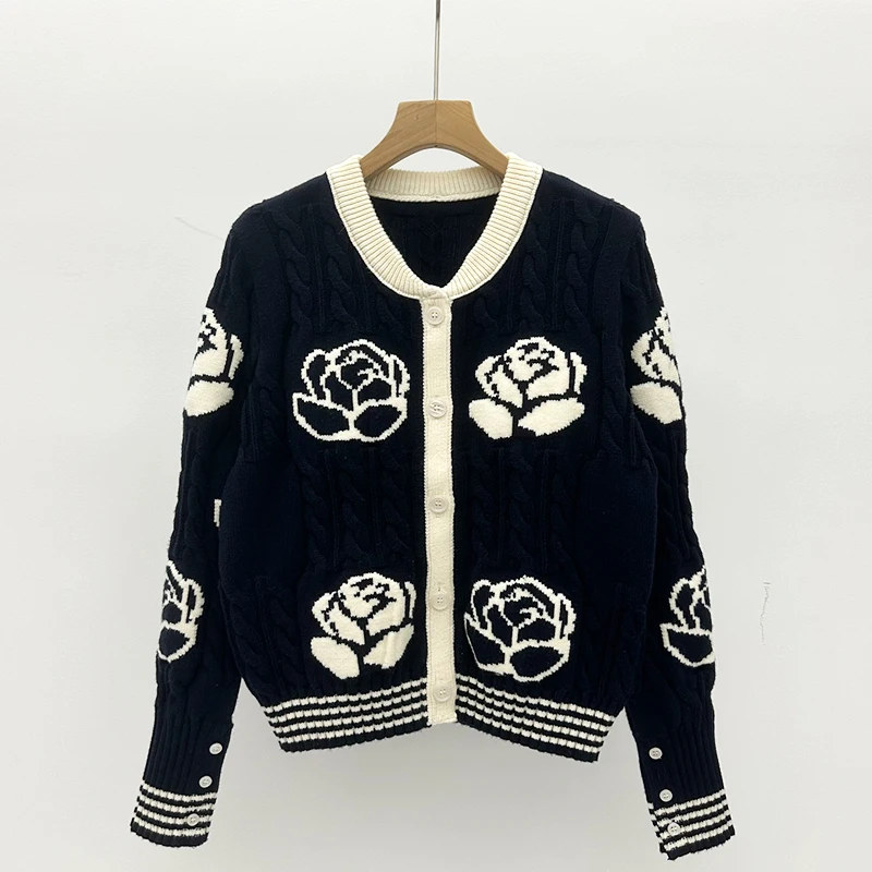 سترة متماسكة مطرزة بالزهور سترة نسائية لخريف وشتاء 2025 بأكمام طويلة ورقبة دائرية ملابس تريكو أنيقة