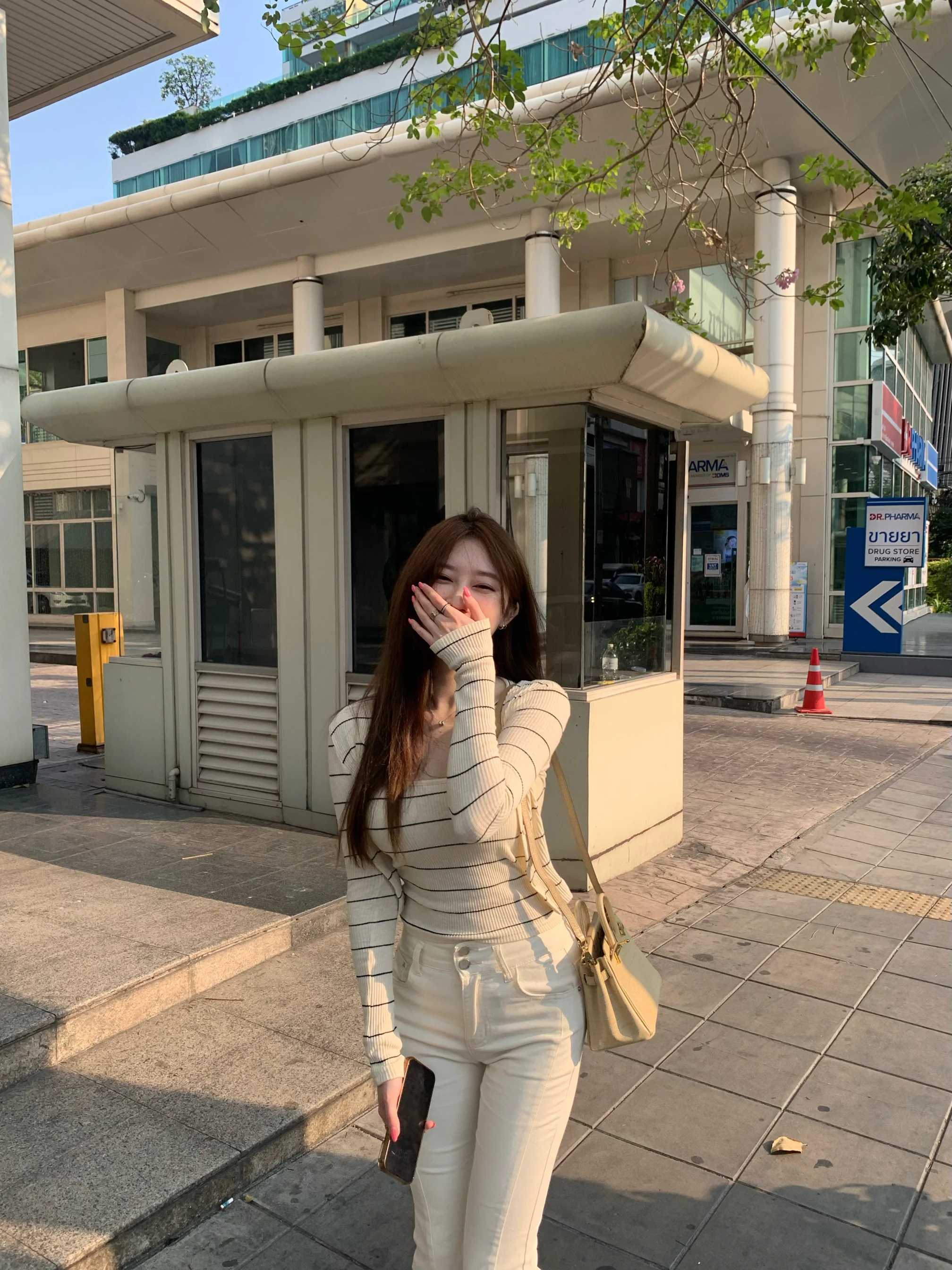 

Весна-лето 2025: Модный комплект из облегающего женского топа с подкладкой на груди и полосатой рубашки с длинным рукавом, из полиэфирного волокна