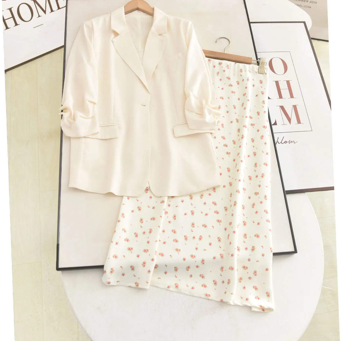 

Spring Commute Floral Halter Neck Suit Set Women's Mid-Length Seven-Sleeve Drapey Blouse And Skirt Ensemble Fragrant Series