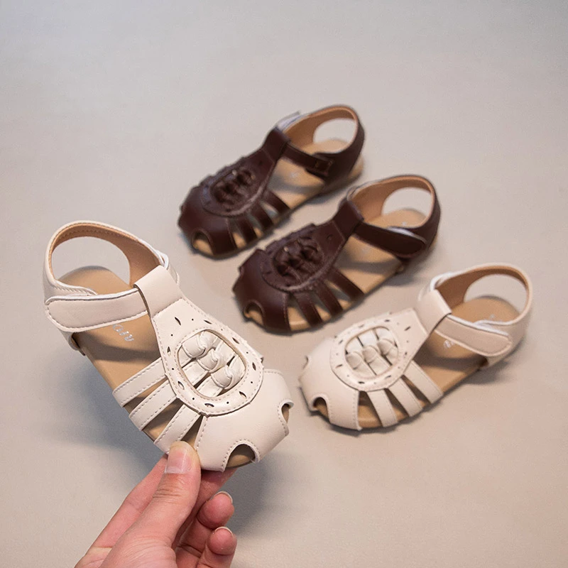 

Детские кожаные сандалии для девочек 2026: Новые летние пляжные туфли для детей, нескользящие, классические, простые, в ретро-стиле, для сада и свадьбы