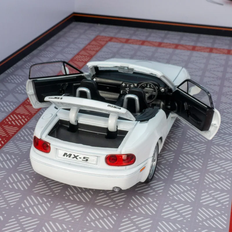 1:32 Mazda MX-5 liga modelo de carro supercar brinquedos de som e luz, portas infantis e capô do motor, porta-malas pode ser aberto