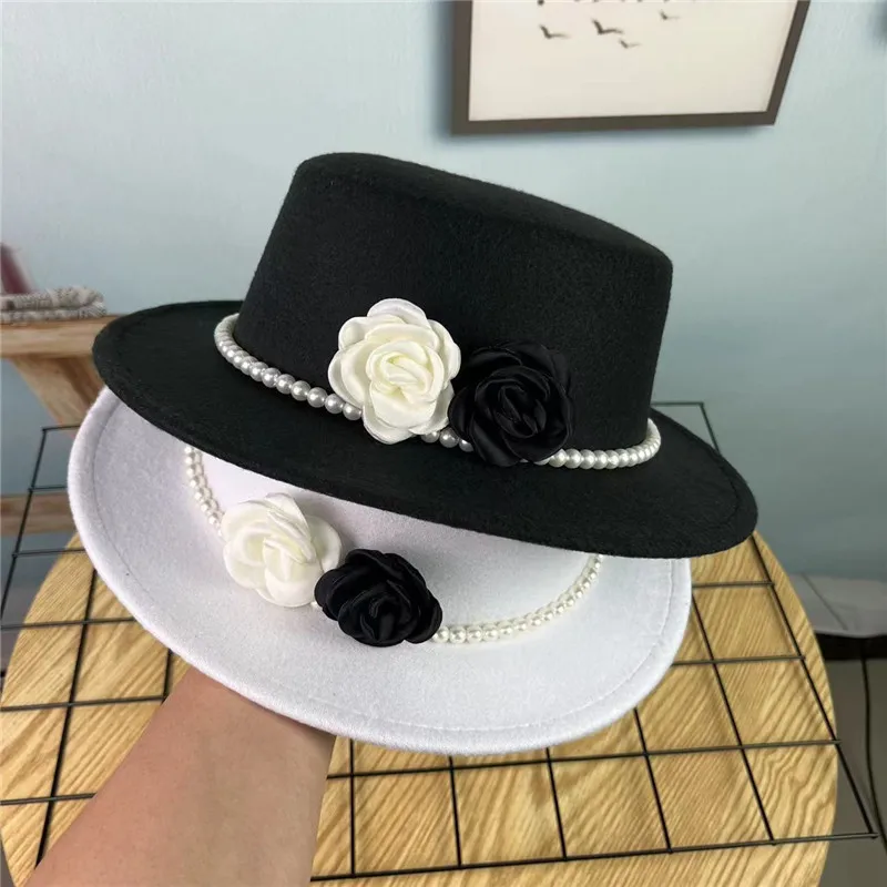 Elegant Women's Retro Audrey Hepburn Style Felt Hat with Pearl Chain & Flower Decoration British French Chic Flat Top Cap