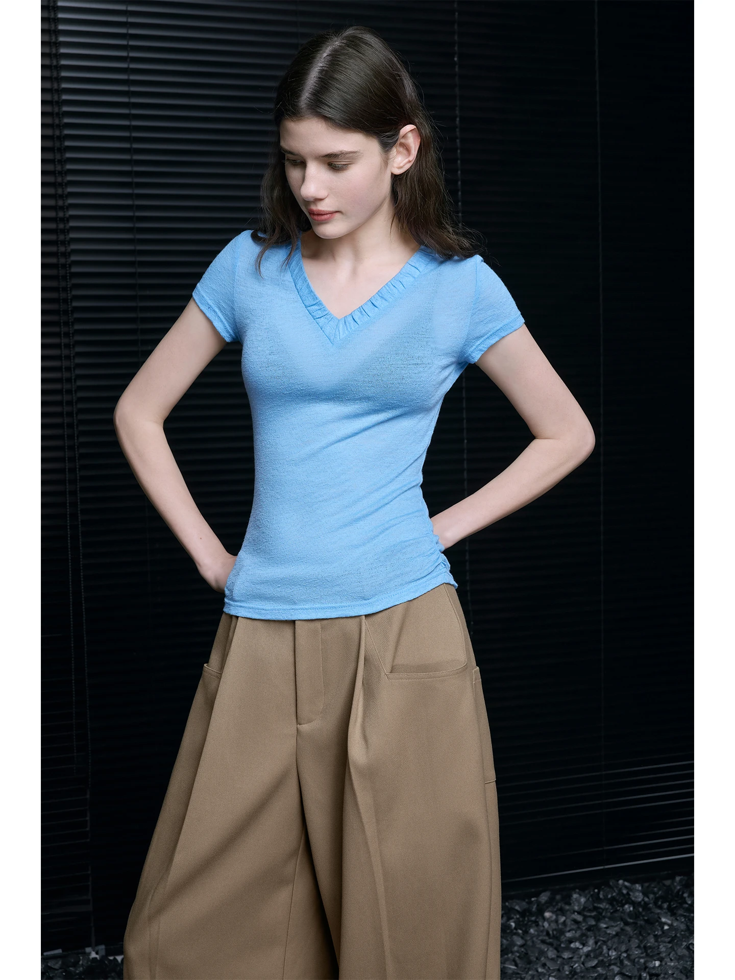 

Синяя женская футболка из 100% шерсти с V-образным вырезом и коротким рукавом, приталенная, модная, в уличном стиле, весна-лето, новинка DMC2600