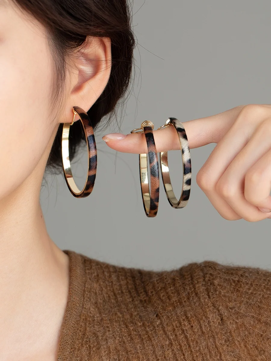 

Exaggerated Unique Leopard Print Earrings 2025 New Year Sle Women's Charm Hong Kong Sle Elegance Large Hoop Clip-On Earrings