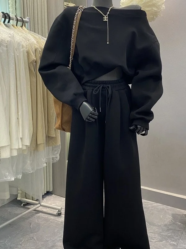 

Модный осенний комплект: свитшот с эффектом утяжки на талии и широкие брюки с высокой талией для создания стройного силуэта в стиле «ленивый шик»