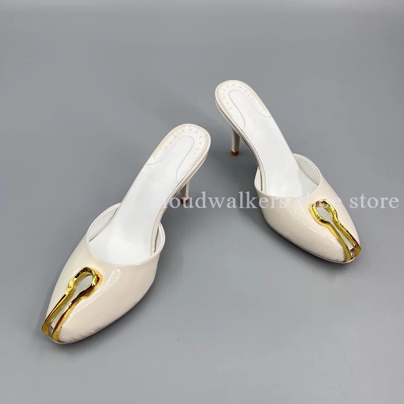 Pantoufles en cuir verni noir et blanc à bout rond, décor en métal de forme spéciale, pantoufles élégantes à enfiler pour fête d'été pour femmes