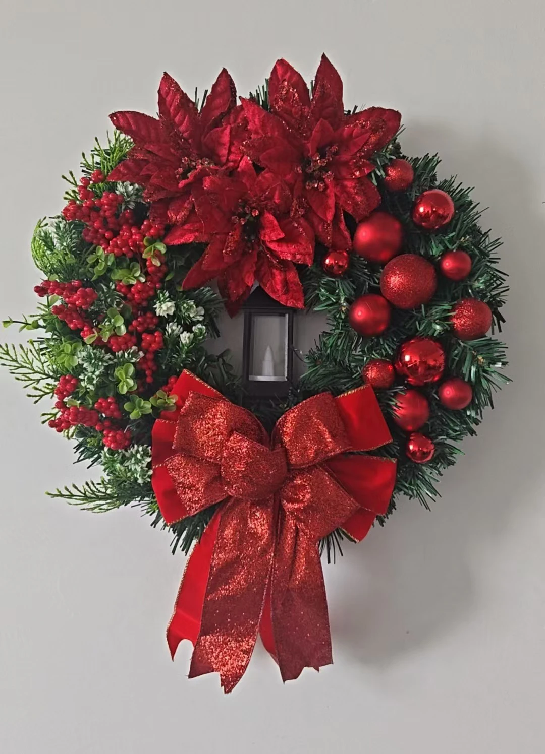 40 cm Weihnachtskranz mit Laterne, Haustürgirlande mit großer Schleife, saisonale Verzierung, Weihnachtsdekoration für Haustürwand – Detail 9