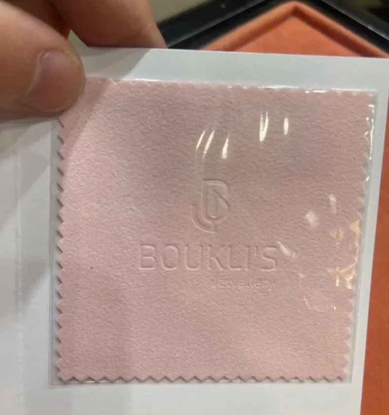 100 szt. Tłoczone, personalizowane LOGO, 8*8cm, srebrne, polerowane woreczki OPP, ściereczki do czyszczenia srebrnej biżuterii, niebieska mikrofibra, materiał zamszowy. — zdjęcie 6