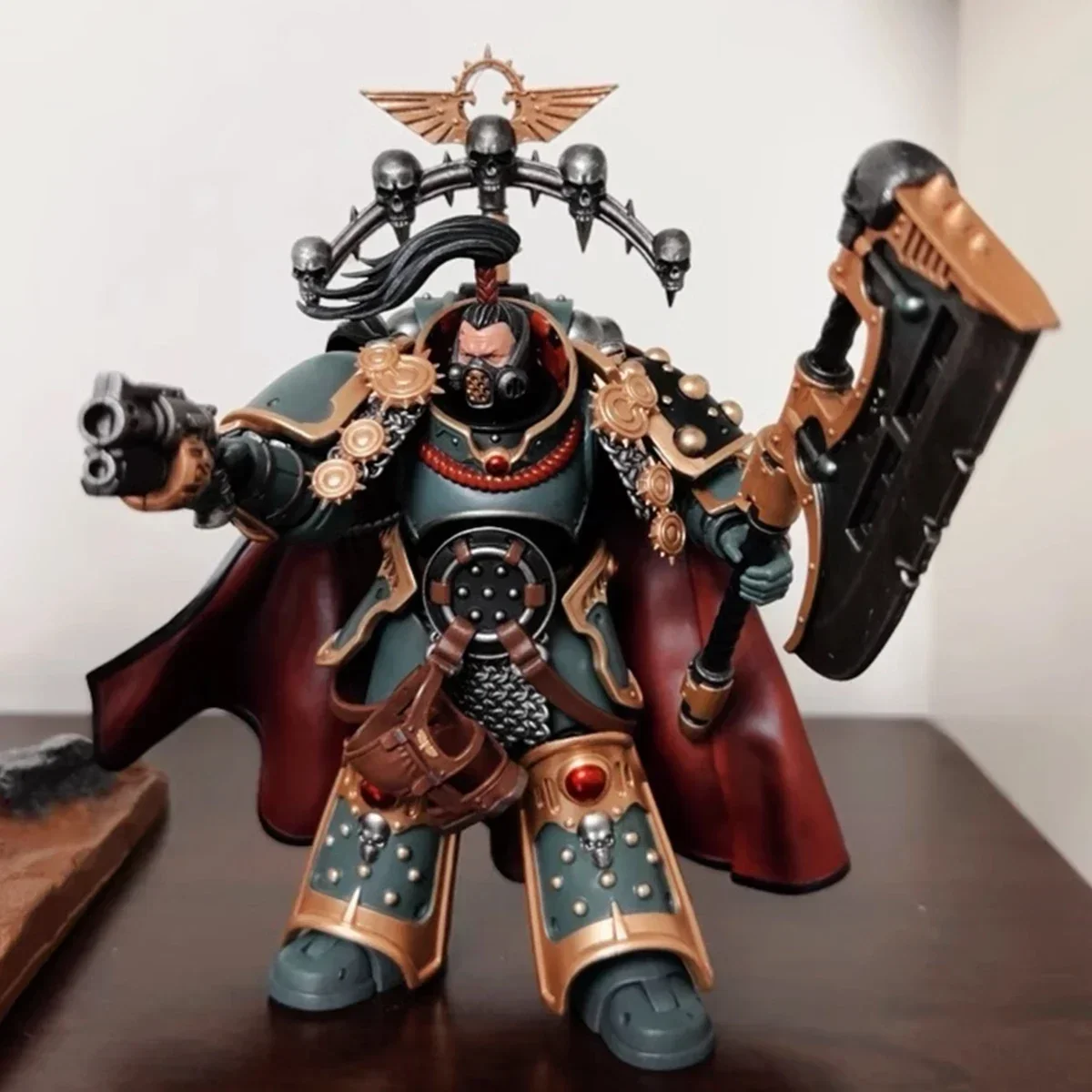 JOYTOY 1/18 Warhammer 30K Action Figure Sons Of Horus Legion Praetorพร้อมขวานอะนิเมะทหารFigurine Collectionของเล่น