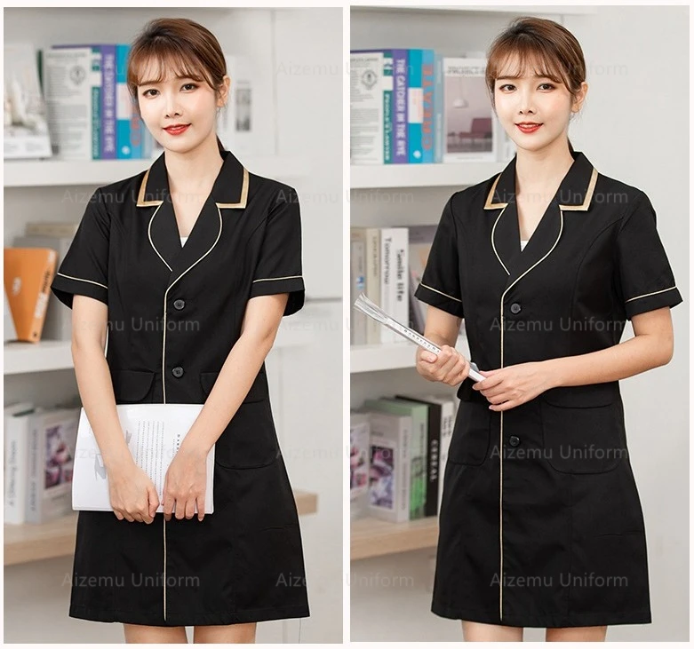 新しい黒の美容師ユニフォーム、美容師ドレス、サロン作業服、スパ作業服ロゴ入りスクラブコート、スパ用白ローブ（実験用）