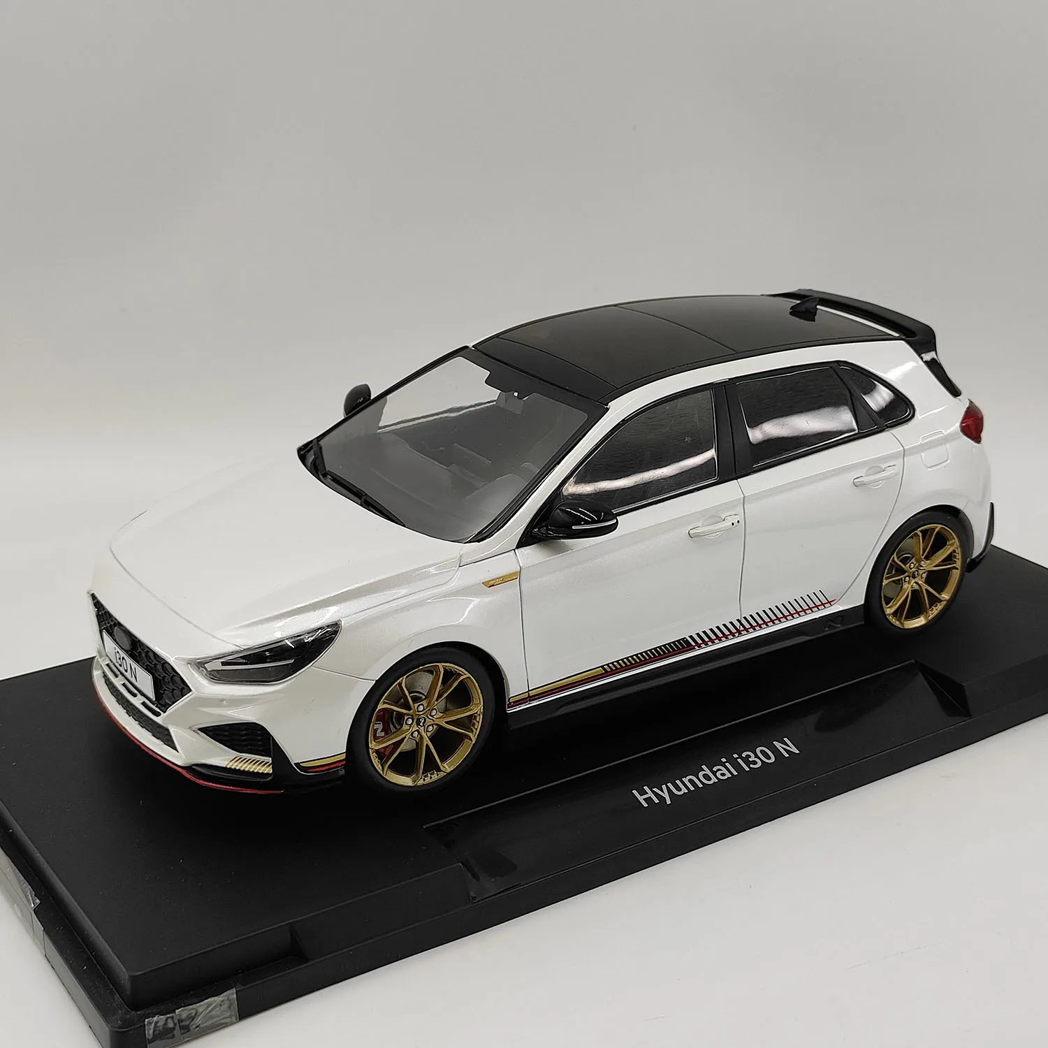 

Diecast MCG 1/18 Scale HYUNDAI I30 N SUV Alloy Car Model Collectible Toy Gift Souvenir Display Ornament