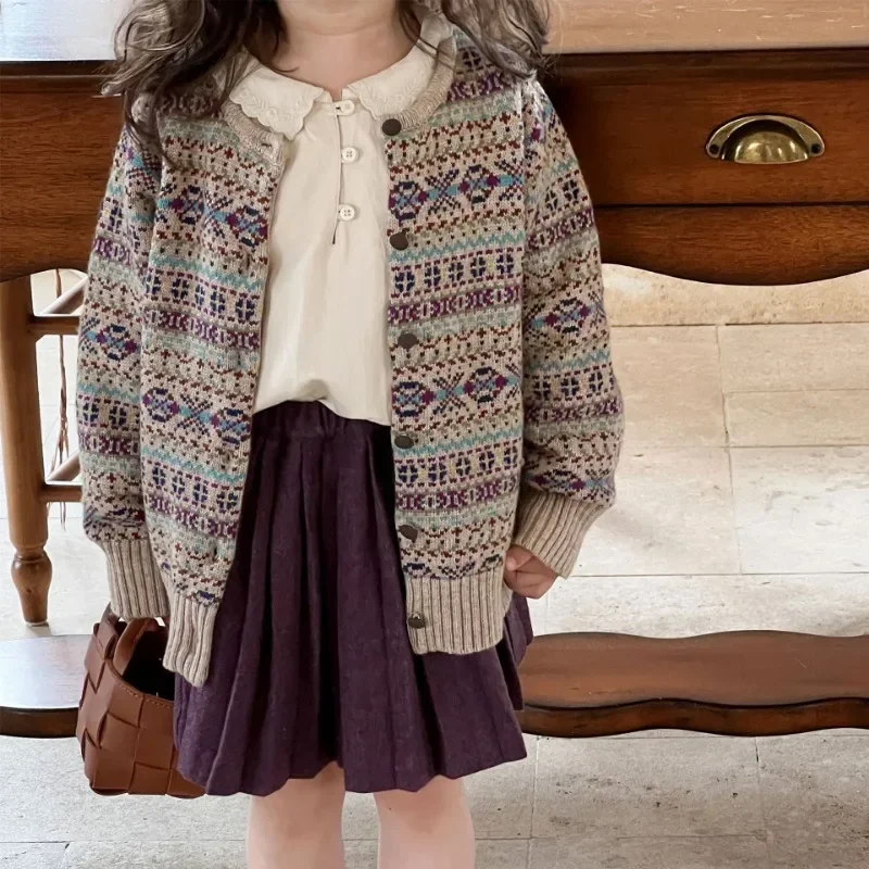 

Весенне-осенний комплект из трех предметов для девочек: свитер с отложным воротником, короткая юбка и модный универсальный топ для улицы.