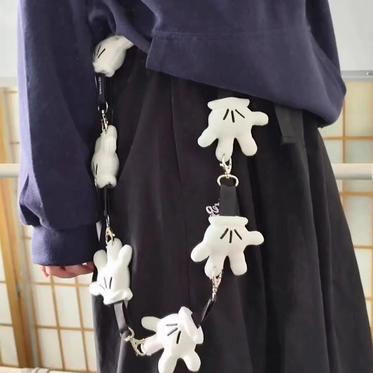 

Новинка 2025 года, хит продаж, перчатки с Микки, цепочка для брюк, креативный мультяшный милый маленький кулон, универсальная поясная цепочка, аксессуары