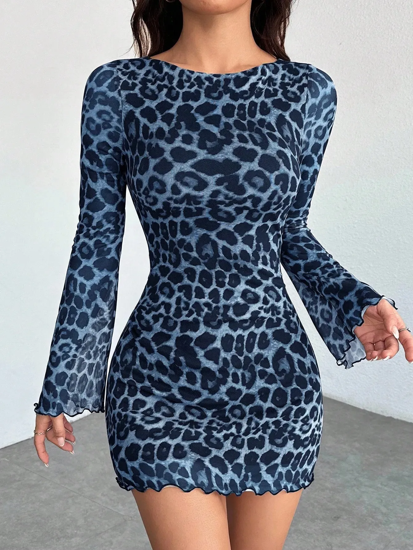 Damen-Minikleid, Rundhalsausschnitt, Leopardenmuster, lange ausgestellte Ärmel, figurbetontes Kleid für Damen, Kleid für den Abend, Club- oder Partykleid. – Detail 7