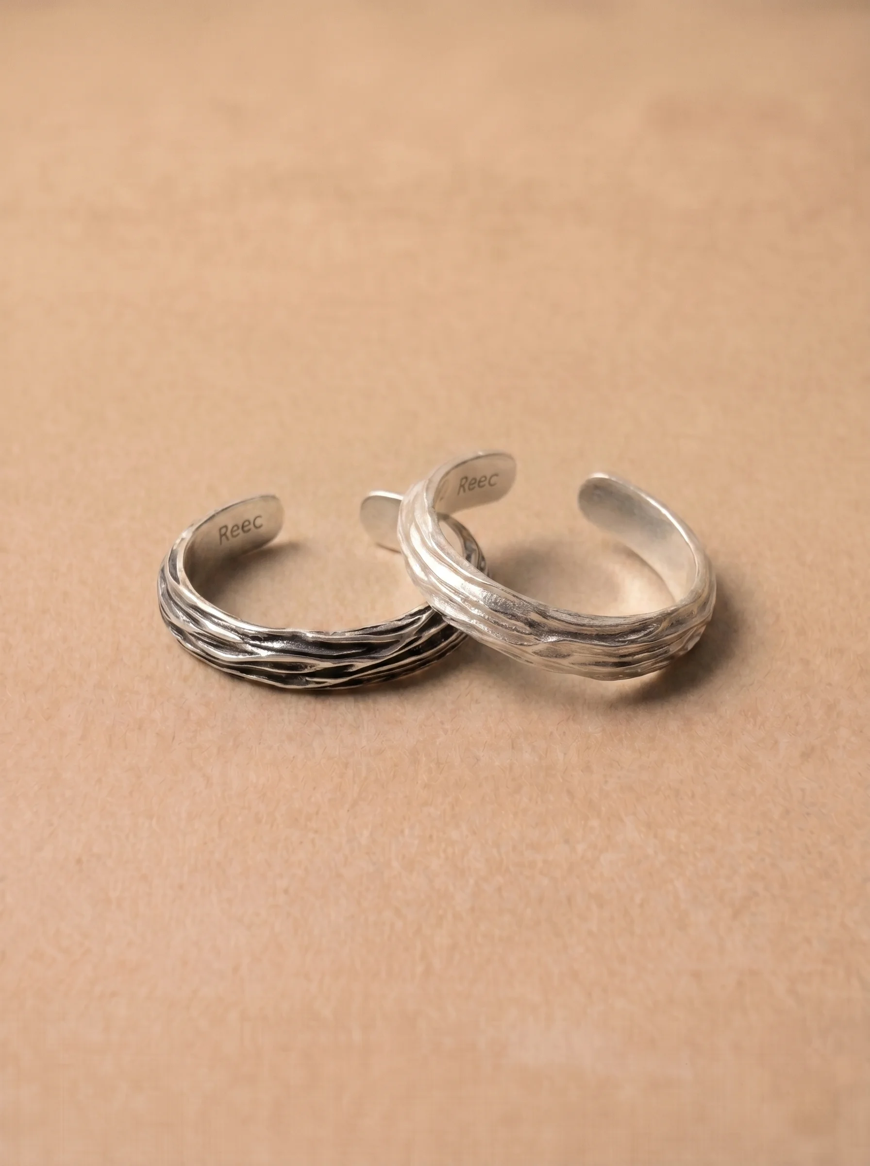 anillo-minimalista-de-plata-anillos-de-pareja-con-diseno-abierto-plata-925-con-patron-en-capas-joyeria-de-plata-neutral-e