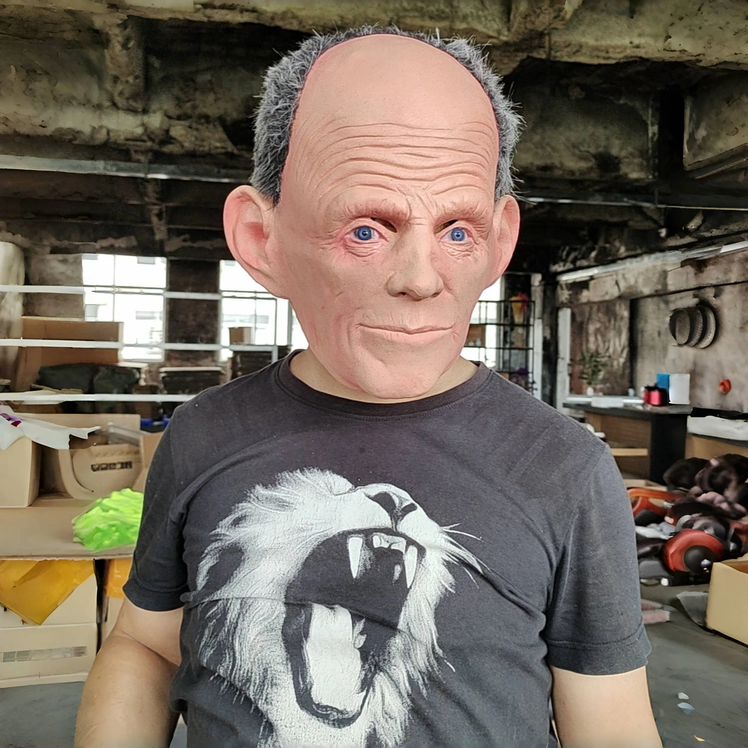 Maschera da uomo anziano in gomma realistica Testa calva con capelli grigi per un divertente accessorio per costume da cervo di Halloween