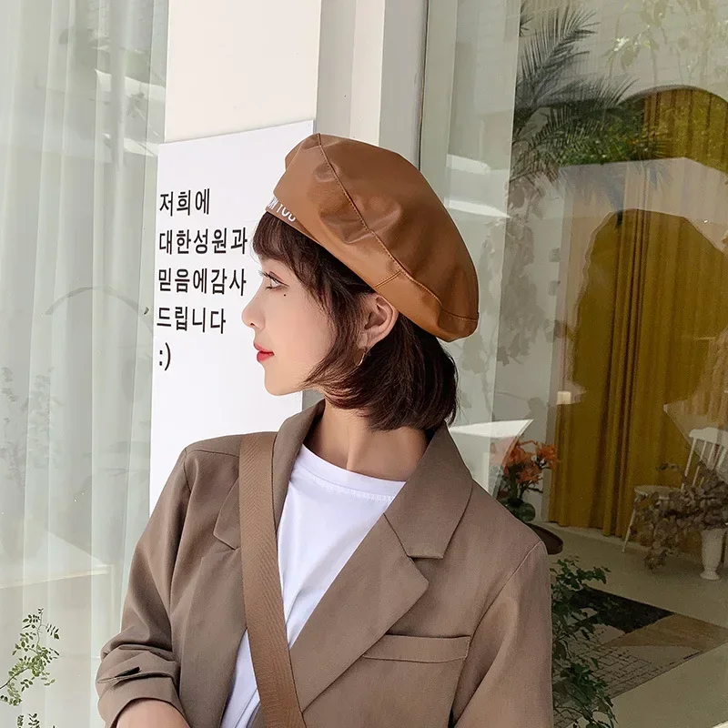 Baskenmütze Damen Frühling und Herbst neue bestickte Buchstaben Pu Leder flache Zylinder japanische und koreanische Street Fashion Spitze Hut – Detail 3
