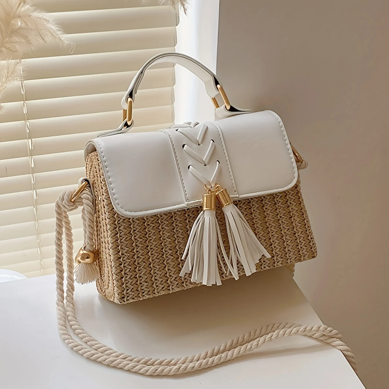 

Chic Tassel Straw - Lightweight Woven Raffia Crossbody for Women - Adjustable Rope Strap, Flap Closure, Perfect Carnaval & Hol