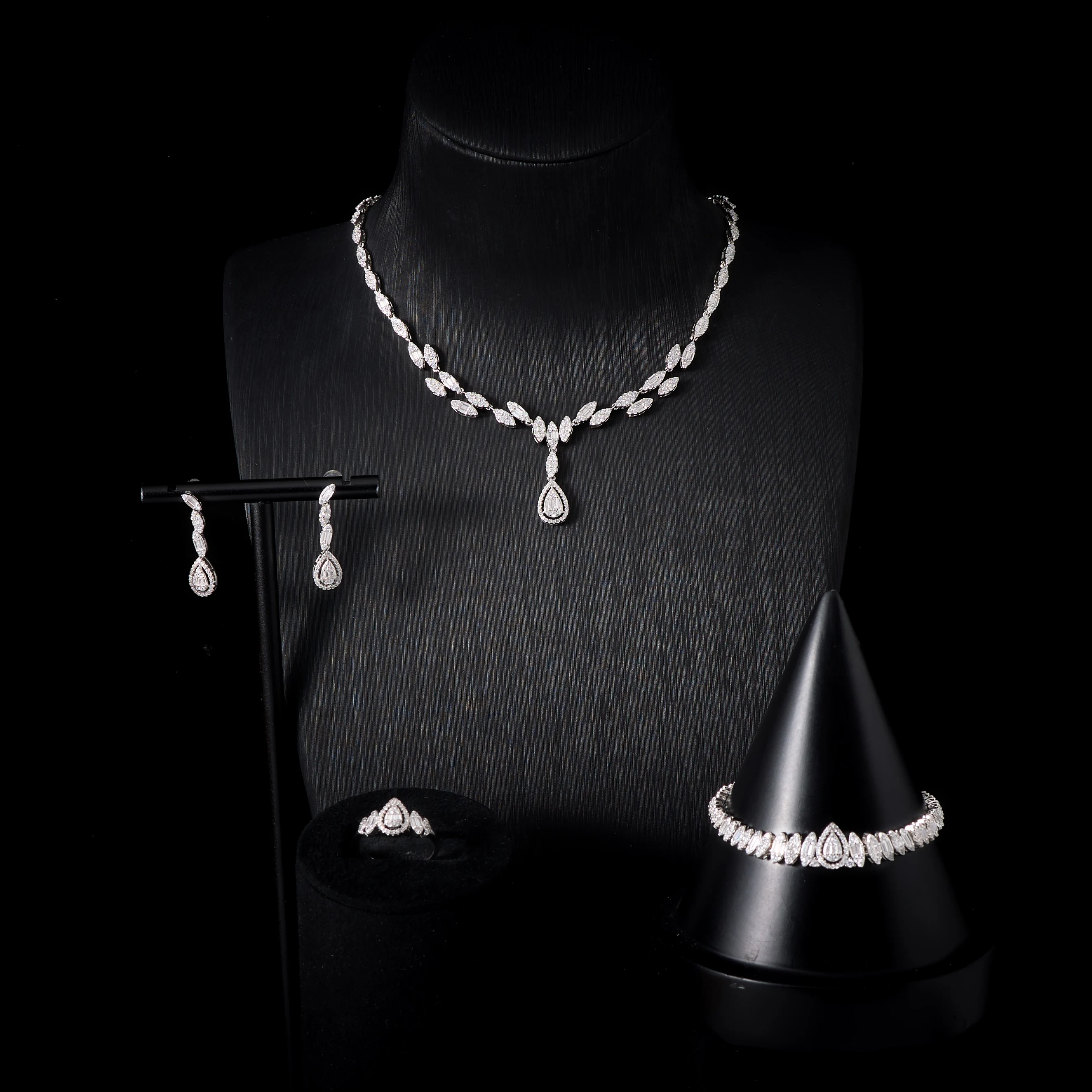 

Модный женский комплект украшений JEWELIFE 250424: ожерелье и серьги с кубическим цирконием, подарочный набор, дубайские ювелирные украшения, свадебные и обручальные украшения для мусульманок.