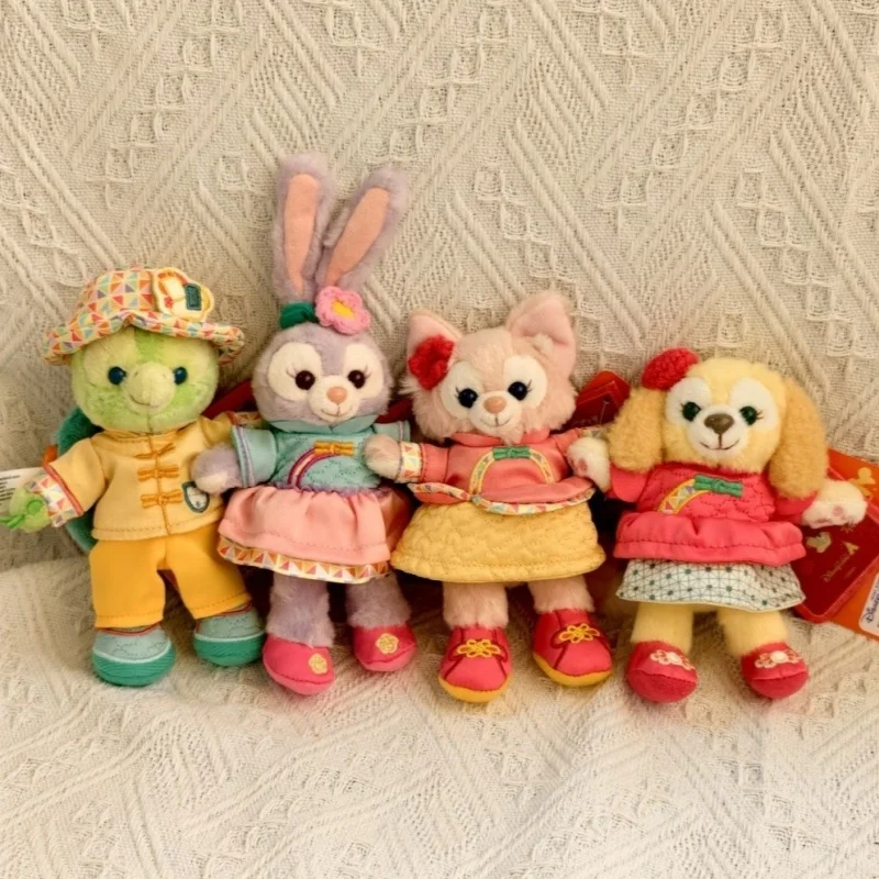 

Плюшевый брелок-подвеска Лина Белль Кэчи-Ан и Олу Дэффи к Китайскому Новому году 2026 года (Год Лошади) из Гонконгского Диснейленда