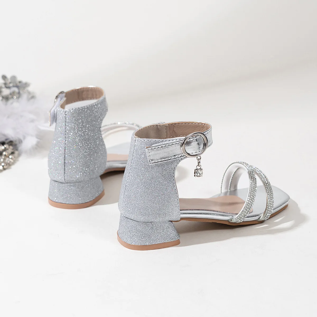 2026 Sommer Neue Kindersandalen Modische Mädchen-Hochhackige Sandalen mit Silber-Pailletten Offene Zehen Prinzessinnen-Sandalen – Detail 19