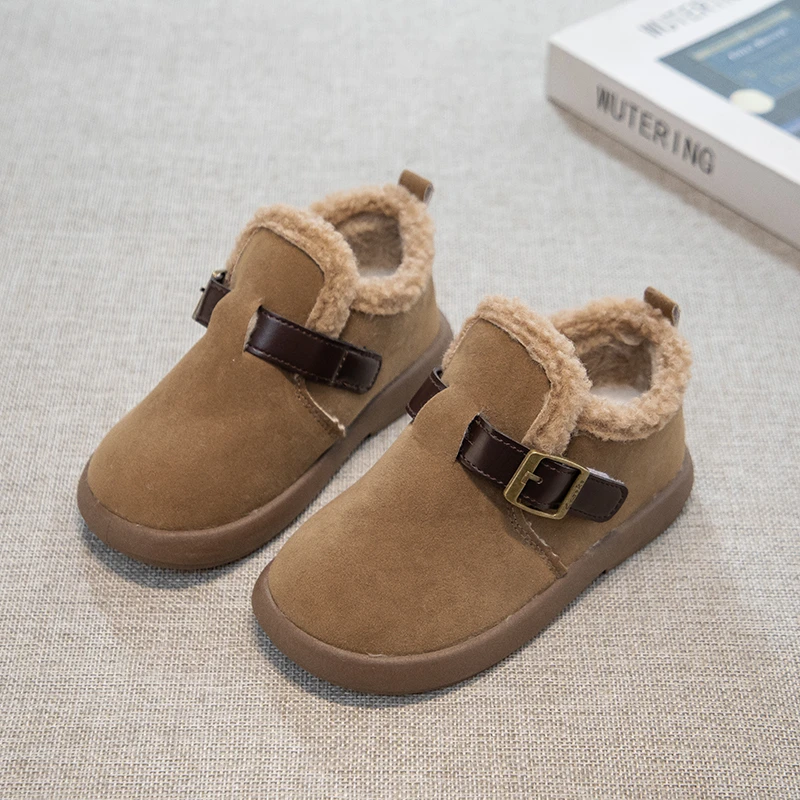 

Детская повседневная обувь, замшевые теплые детские туфли на плоской подошве в стиле ретро, классические зимние мокасины с круглым носком, новинка 2025 года, мягкие нескользящие мокасины для мальчиков и девочек