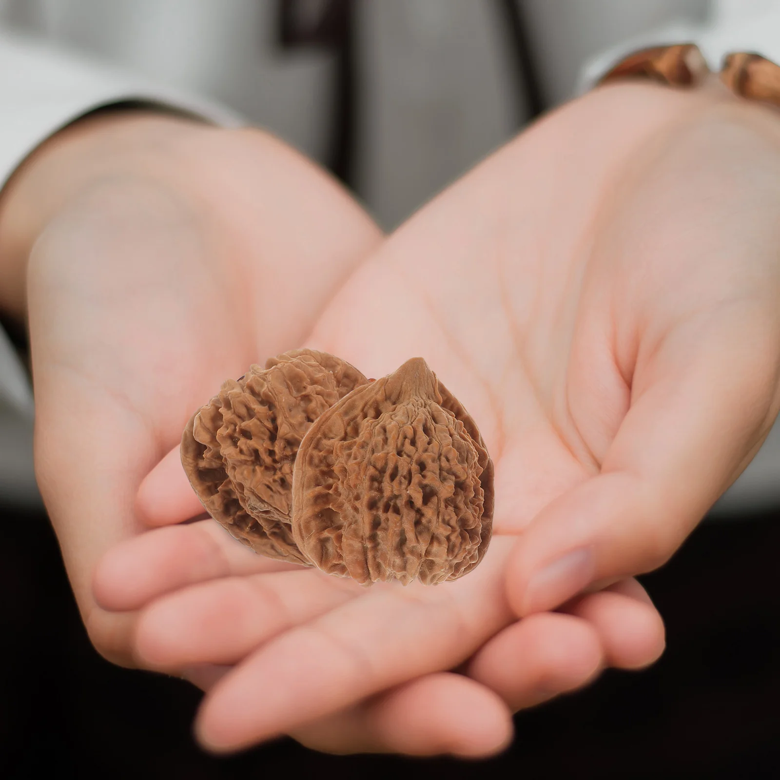 2 個ウォールナットフィットネスハンドプレイエクササイズボールレジャーツボメッセージ