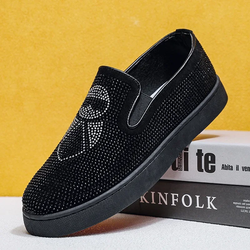 

Новая мужская замшевая повседневная обувь, размеры, обувь на плоской подошве со стразами, уличные лоферы без шнуровки для молодых людей