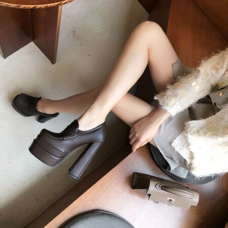 2025 منصة مزدوجة الحديثة مضخات المرأة ساحة تو صندل بكعب مكتنز الانزلاق على الأحذية الضحلة الكلاسيكية سوبر عالية الكعب المدرج مضخات