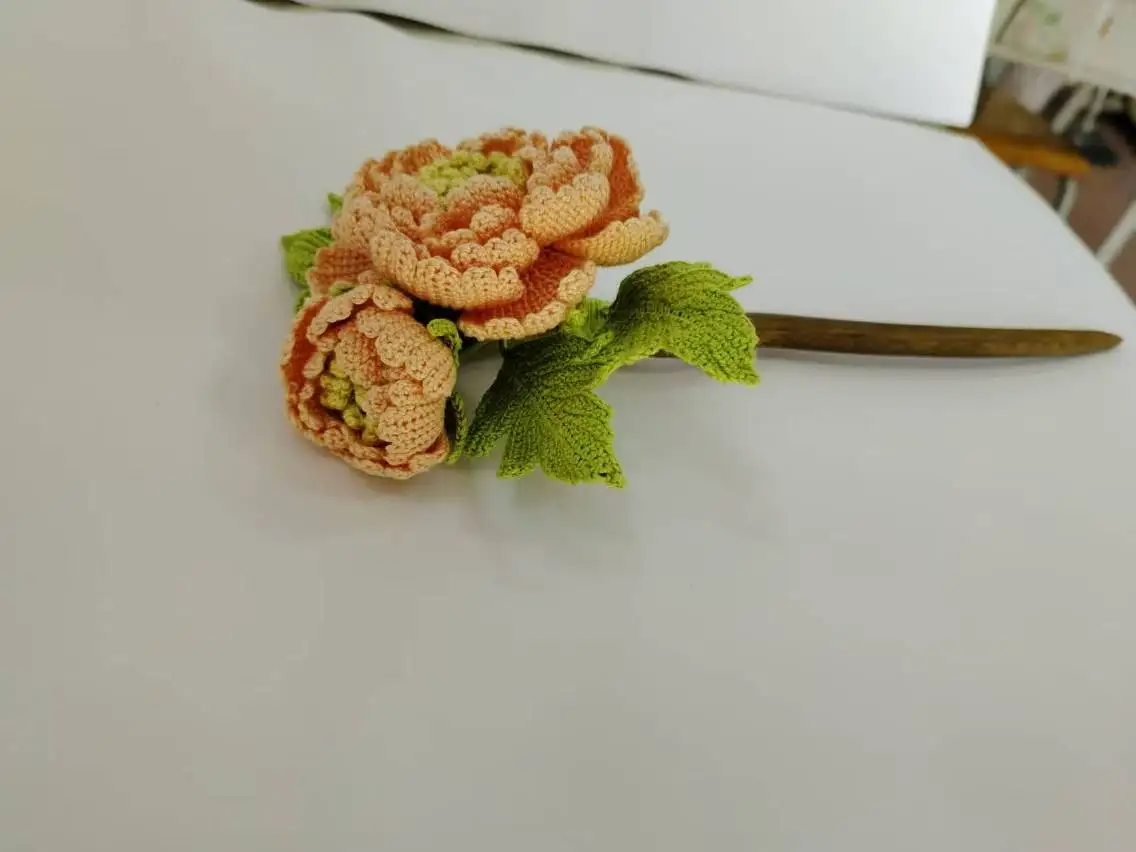 Green sandalwood hairpin, slightly hooked peony