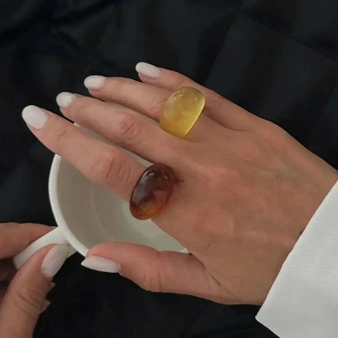 IngeSight.Z Klassischer breiter klobiger Harz-Acryl-Ring für Frauen, böhmischer geometrischer übertriebener Fingerring an der Hand, Y2K-Schmuck, Geschenk