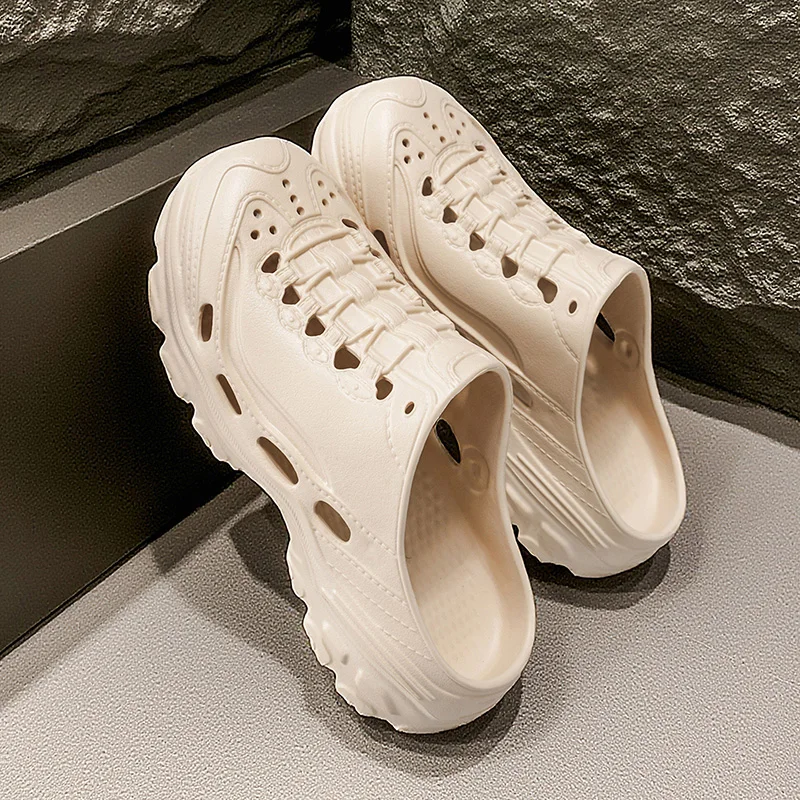 

A pair of cool and breathable children's summer slippers, perfect for wearing when walking on the beach outdoors. ZZ-535