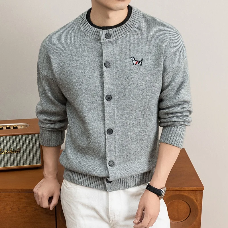 Neuer Herbst-Trend: Herren-Strickjacke mit Stickerei, Knopfleiste, Rundhalsausschnitt, bequeme, lässige Herrenbekleidung – Detail 3