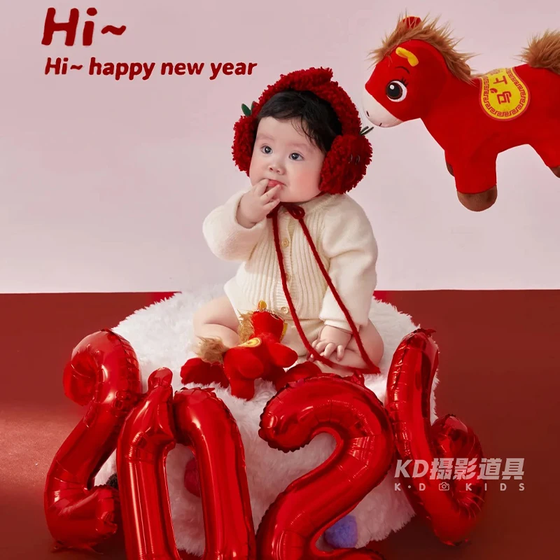 2026 Neujahrsthema Neugeborenen Fotografie Requisiten Baby Overall Outfit + Ohrenschützer + Socken 3 Stück, 2026 Nummerndecks und Pferdepuppen Requisite