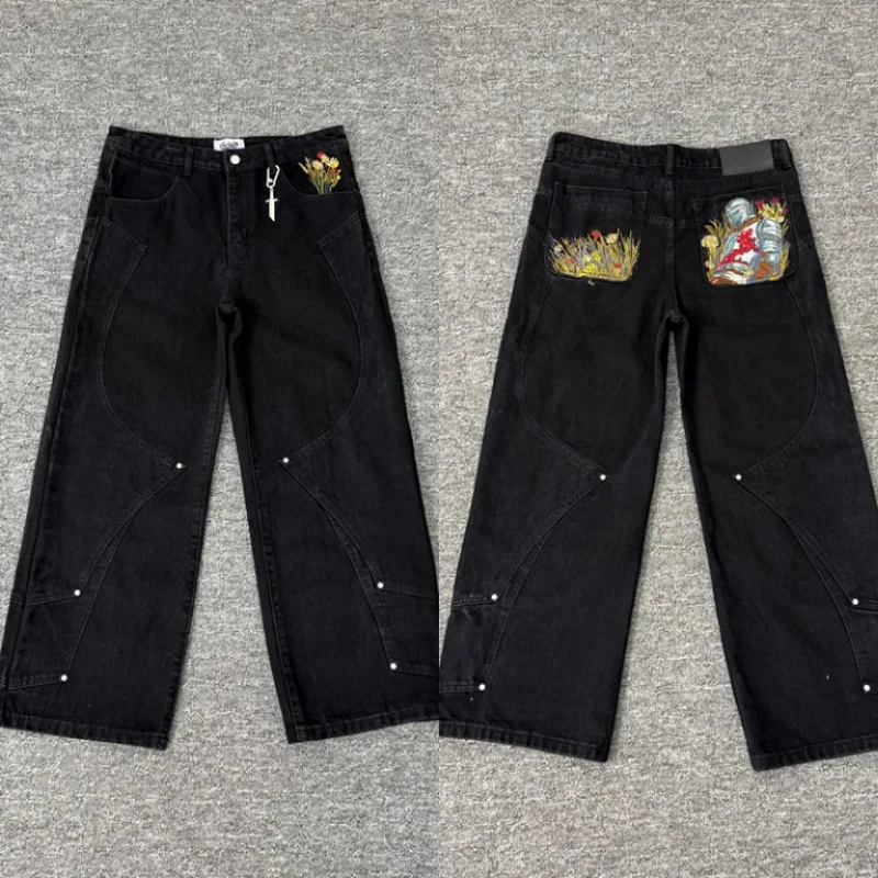 Fashion New Vescartes Men Jeans Attached Metal Cross Pendant Floral Knight Embroidery Rivet Decor Loose Denim Pants