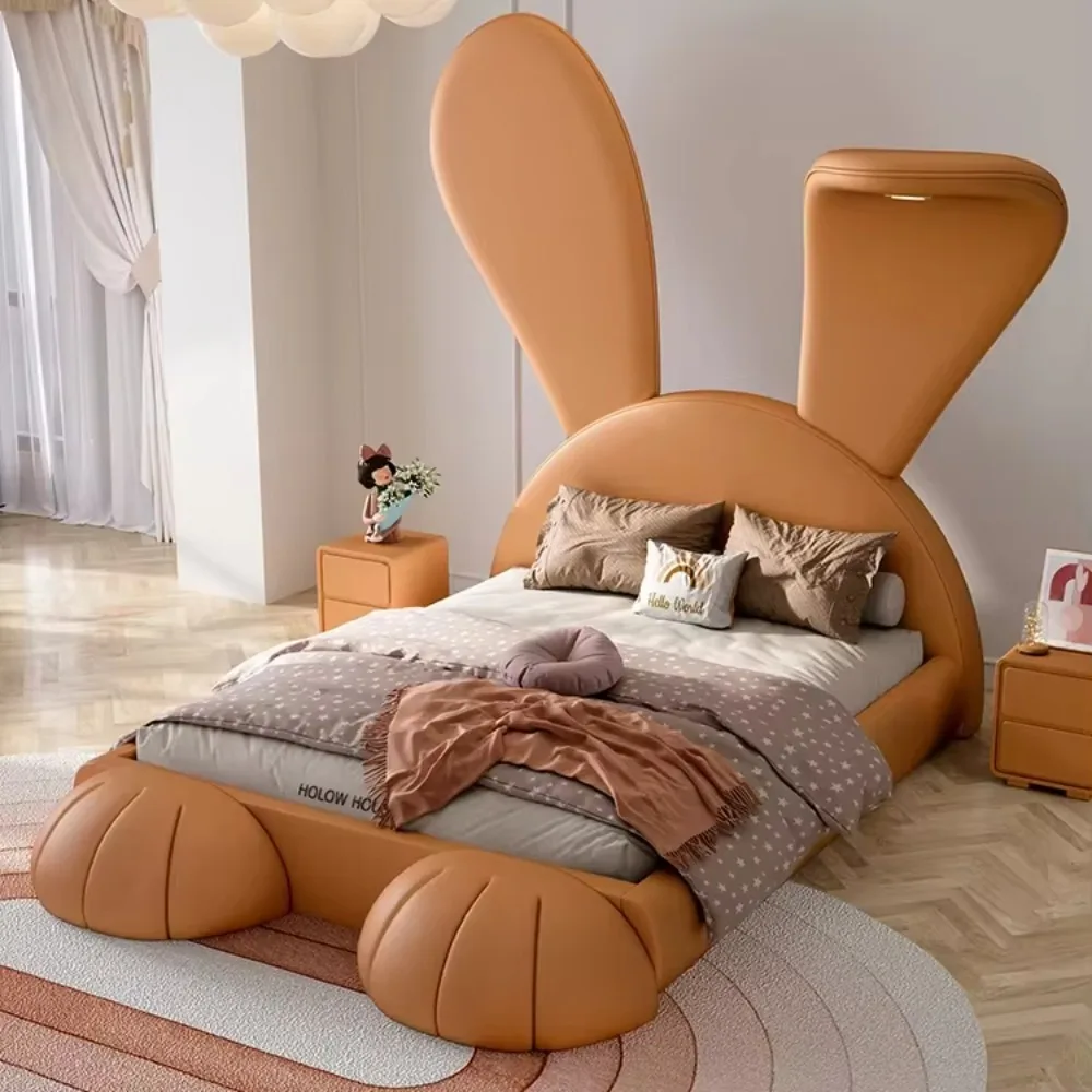 모던하고 심플한 창의적인 대형 토끼 모양 어린이 침대, 진짜 가죽과 원목으로 제작되어 놀이가 즐거운 침실에 적합합니다.
