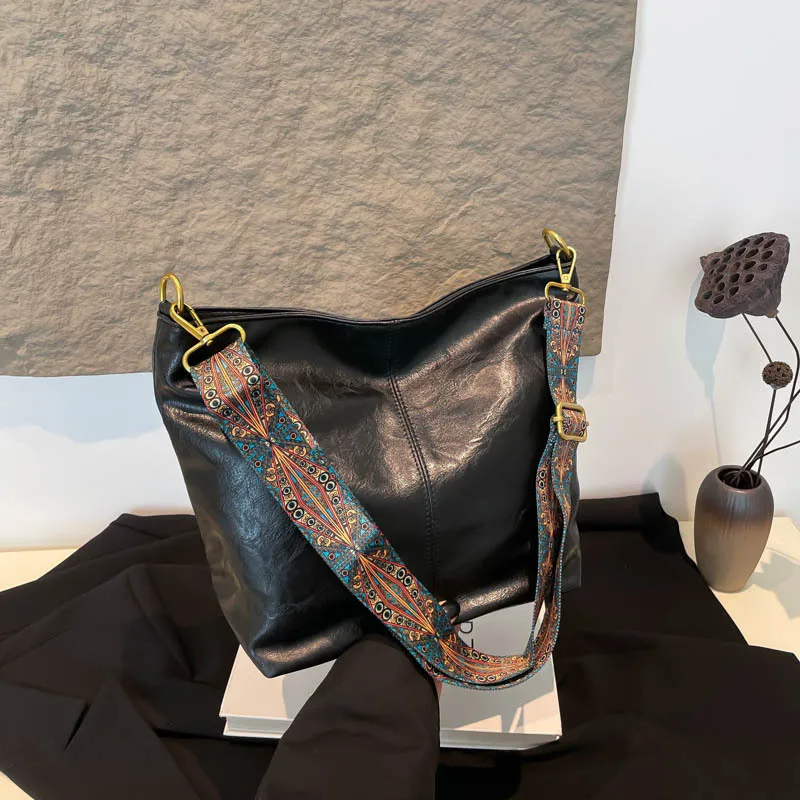 Stylish and simple casual commuting large capacity belt shoulder bucket bag