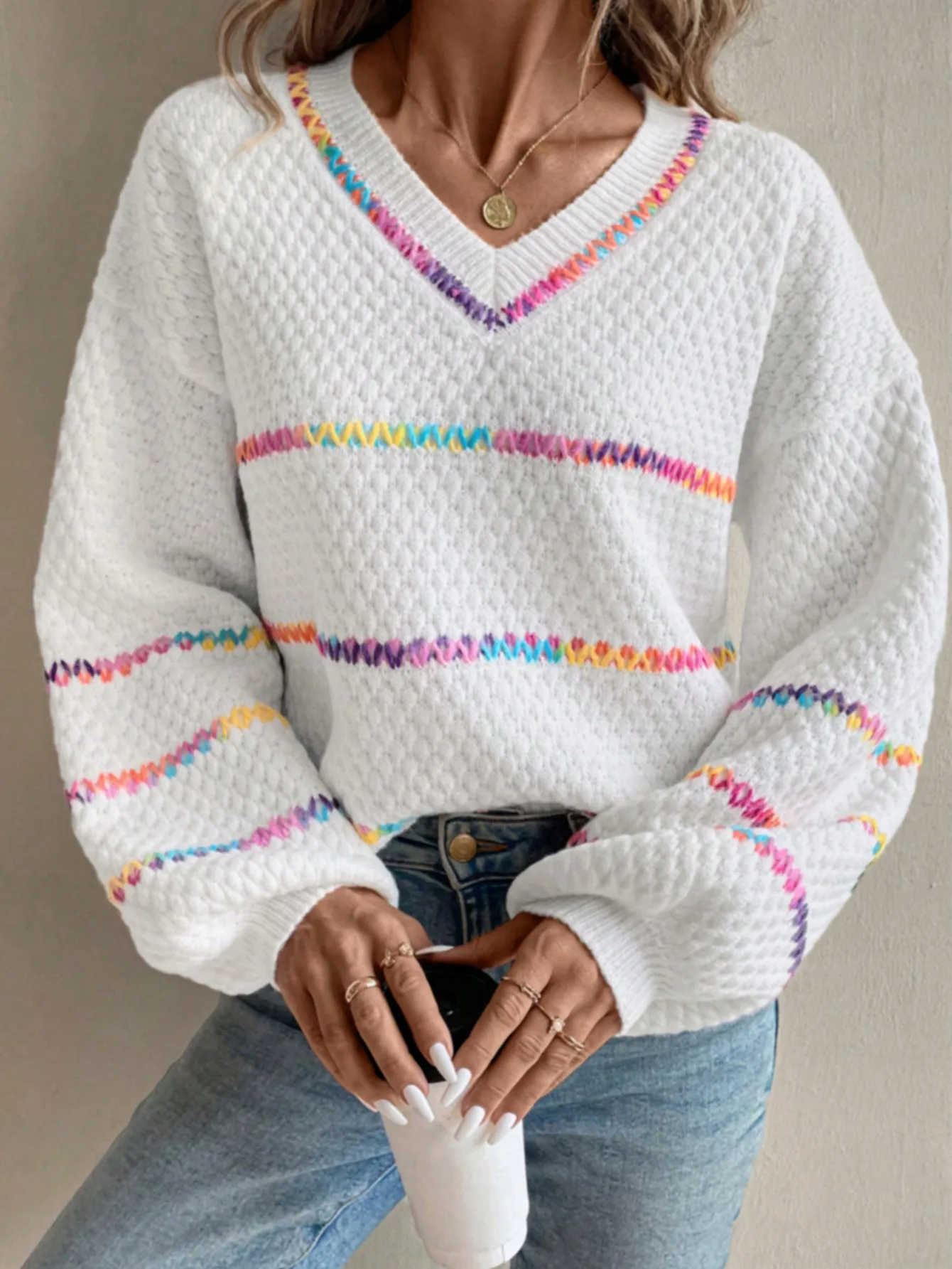 

Свободный вязаный свитер с V-образным вырезом и разноцветными зигзагообразными полосками для женщин
