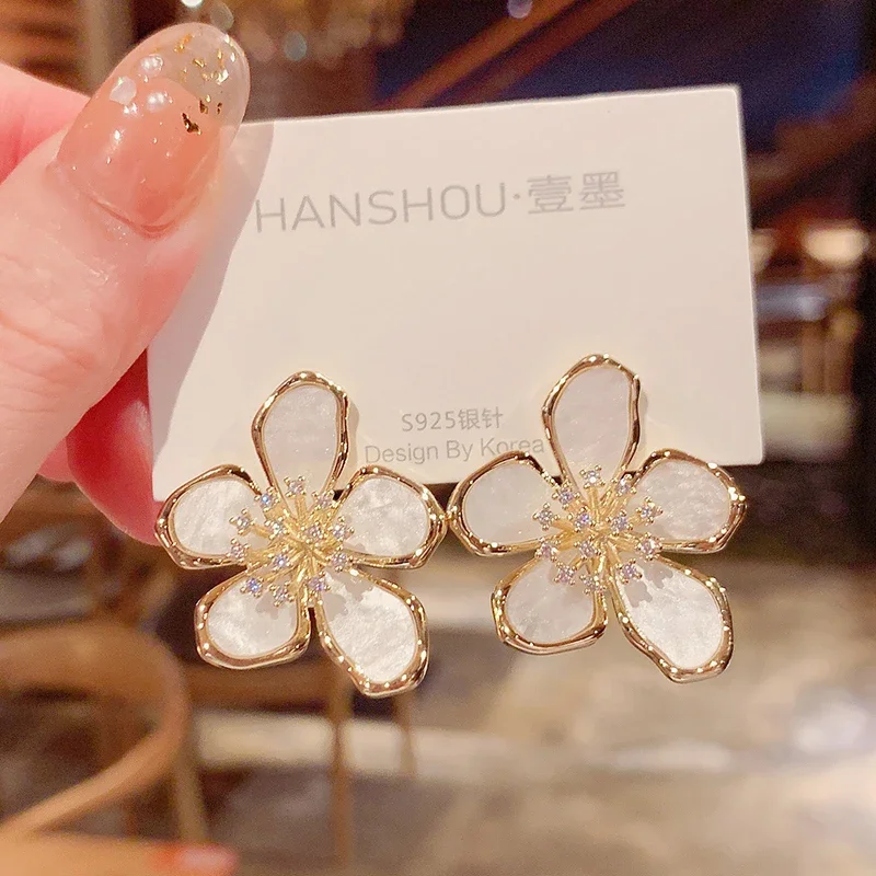 Korea New Design Fashion Jewelry Exaggerated White Acrylic Zircon Flower Earrings Elegant Women Wedding Party Accessories