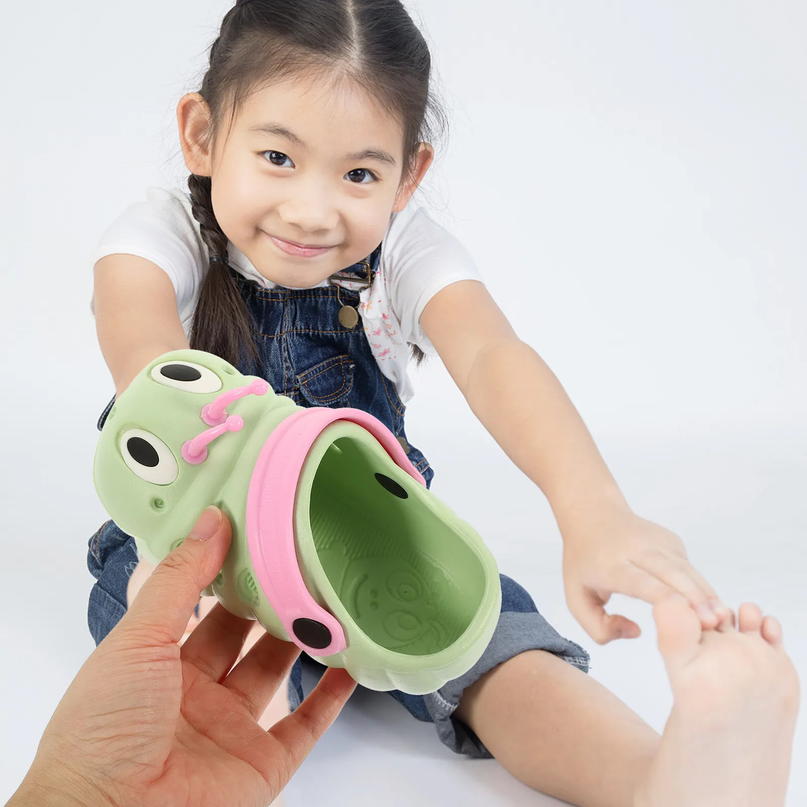 1Pair Beach Sandals Creative Summer Non-Slip Caterpillar Shoes for Boys Girls Green Size 24 Length 14.5cm Lightweight