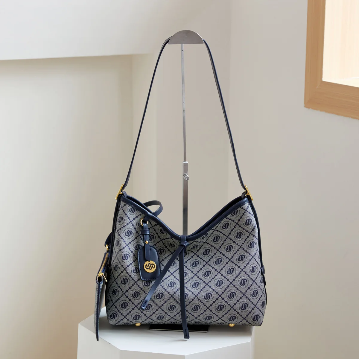 

Новая высококачественная женская сумка через плечо 2026 года: модная, универсальная, простая, вместительная сумка-тоут/мессенджер