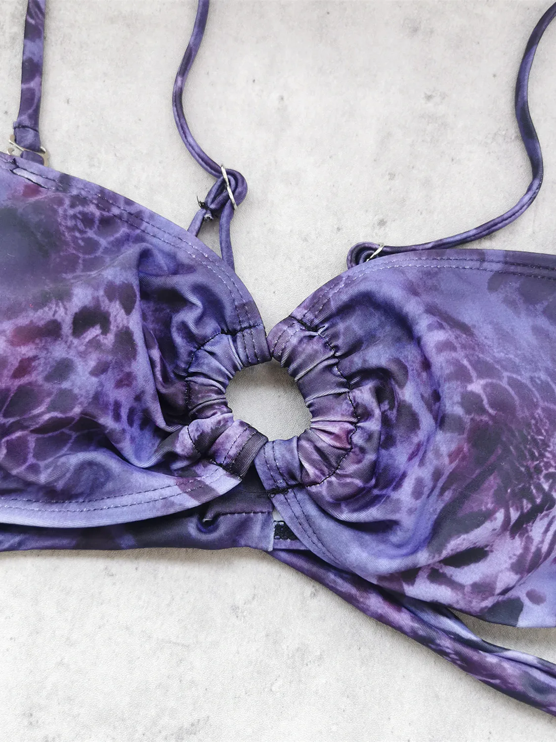 Micro bikini sexy a fascia 2025 donna cerchio di metallo scava fuori push up perizoma costume da bagno viola stampa pelle di serpente costume da bagno costumi da bagno